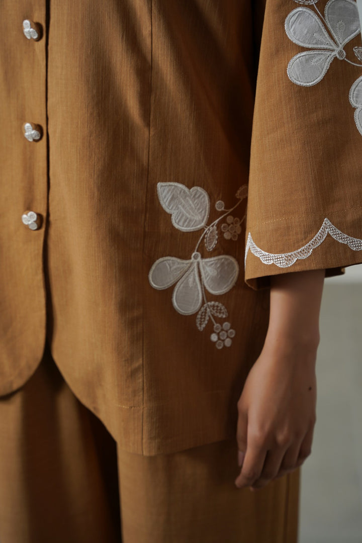 OCHRE BROWN CLOVER APPLIQUE TOP