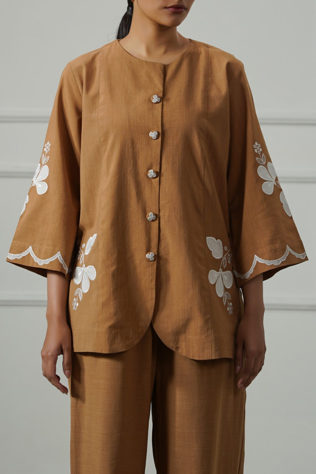 OCHRE BROWN CLOVER APPLIQUE TOP