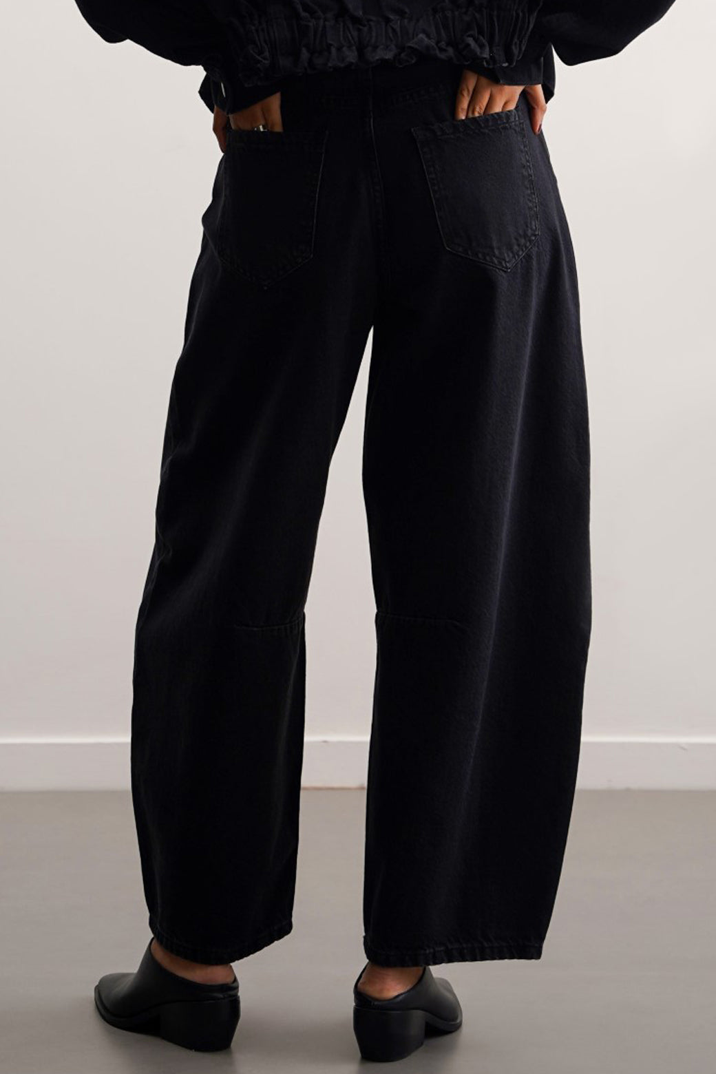 BLACK ICON BARREL JEANS