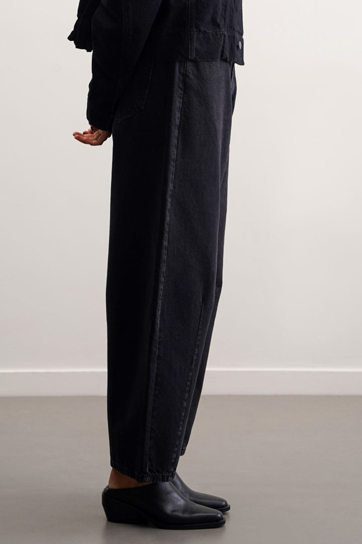 BLACK ICON BARREL JEANS