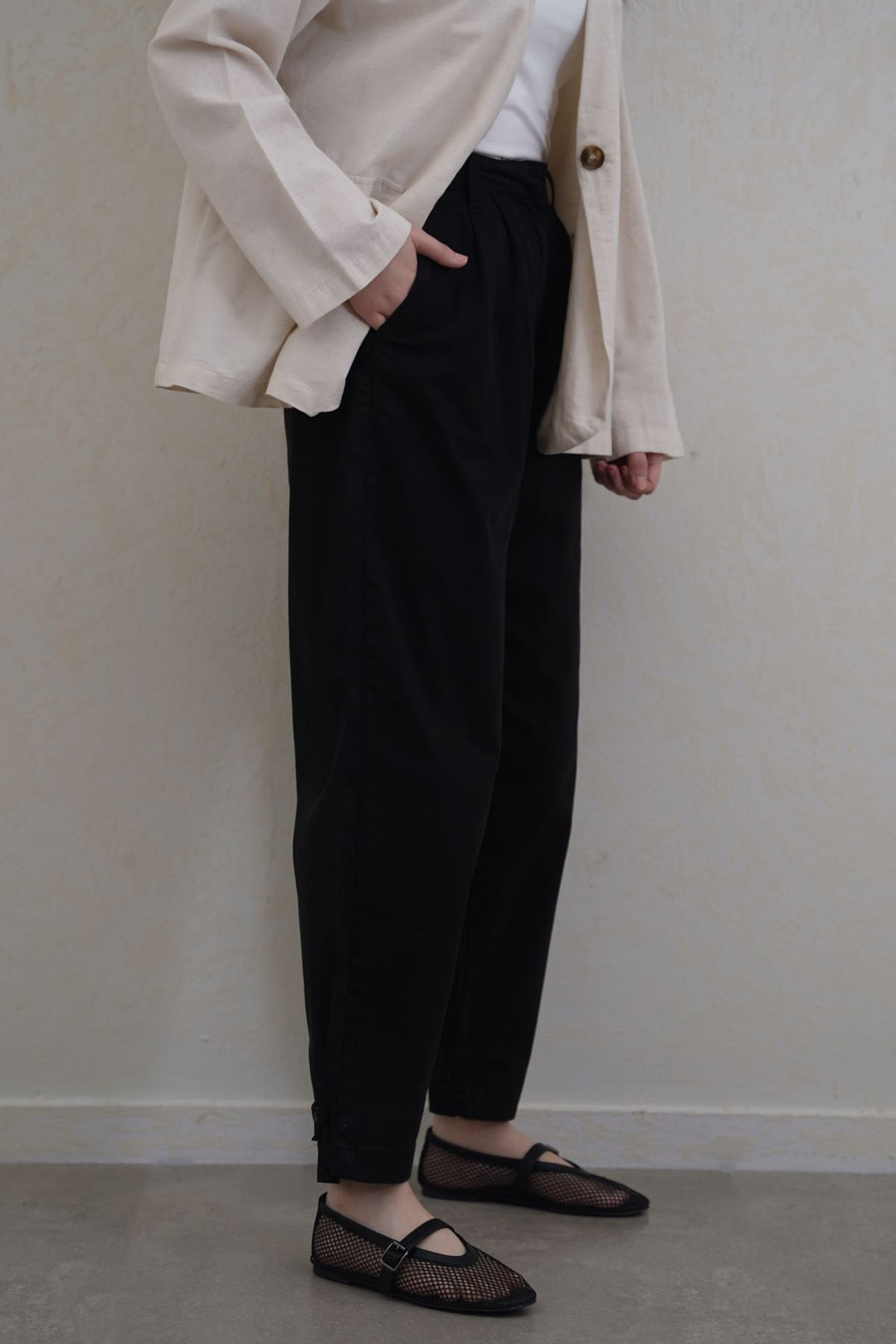 BLACK HIGH WAISTED MOM PANTS