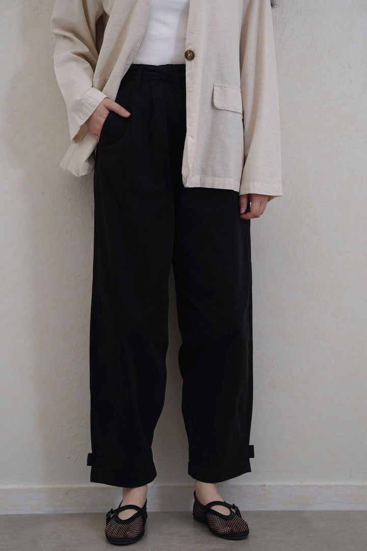 BLACK HIGH WAISTED MOM PANTS