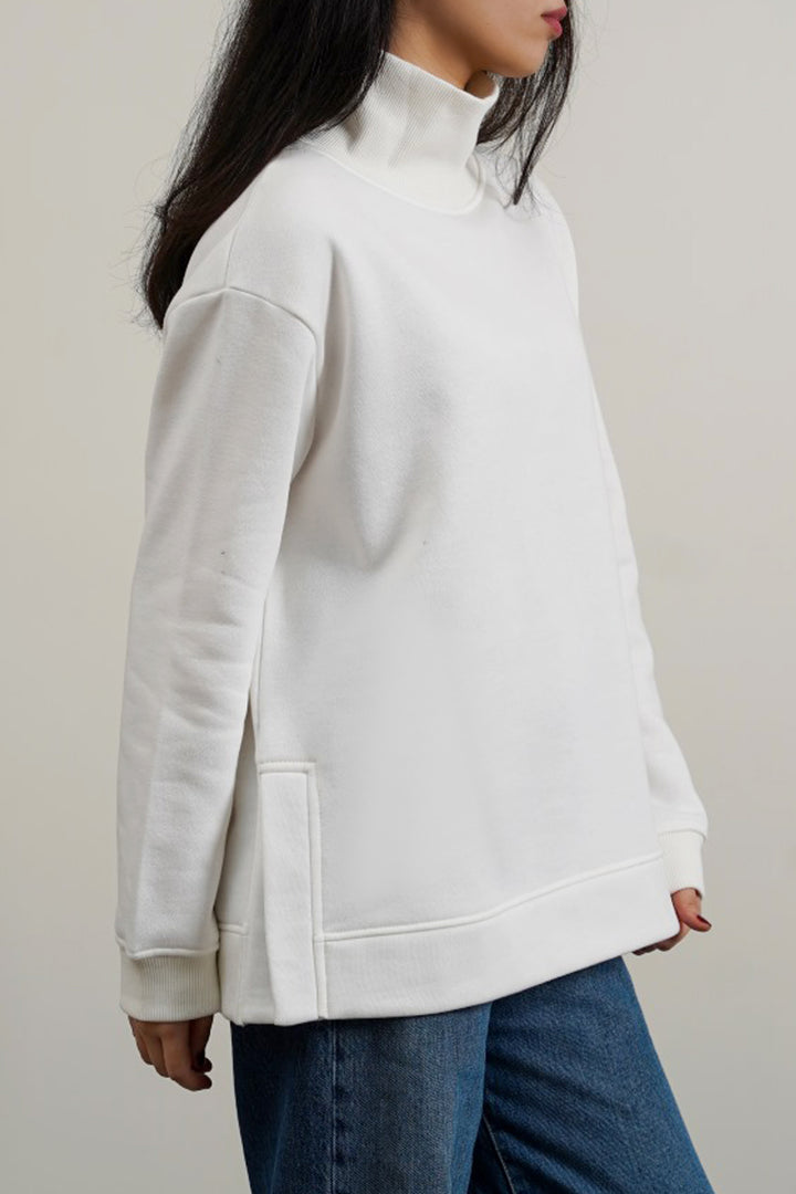 WHITE CLASSIC TURTLE NECK SWEATSHIRT