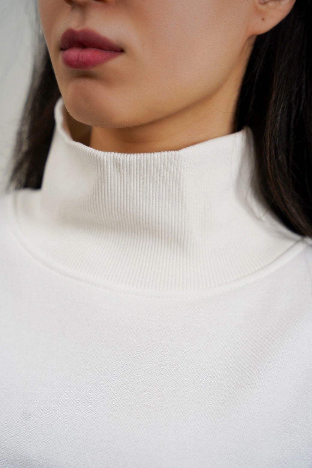WHITE CLASSIC TURTLE NECK SWEATSHIRT