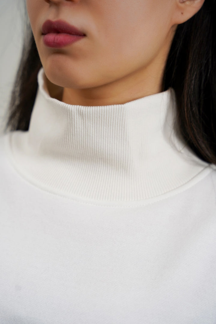 WHITE CLASSIC TURTLE NECK SWEATSHIRT