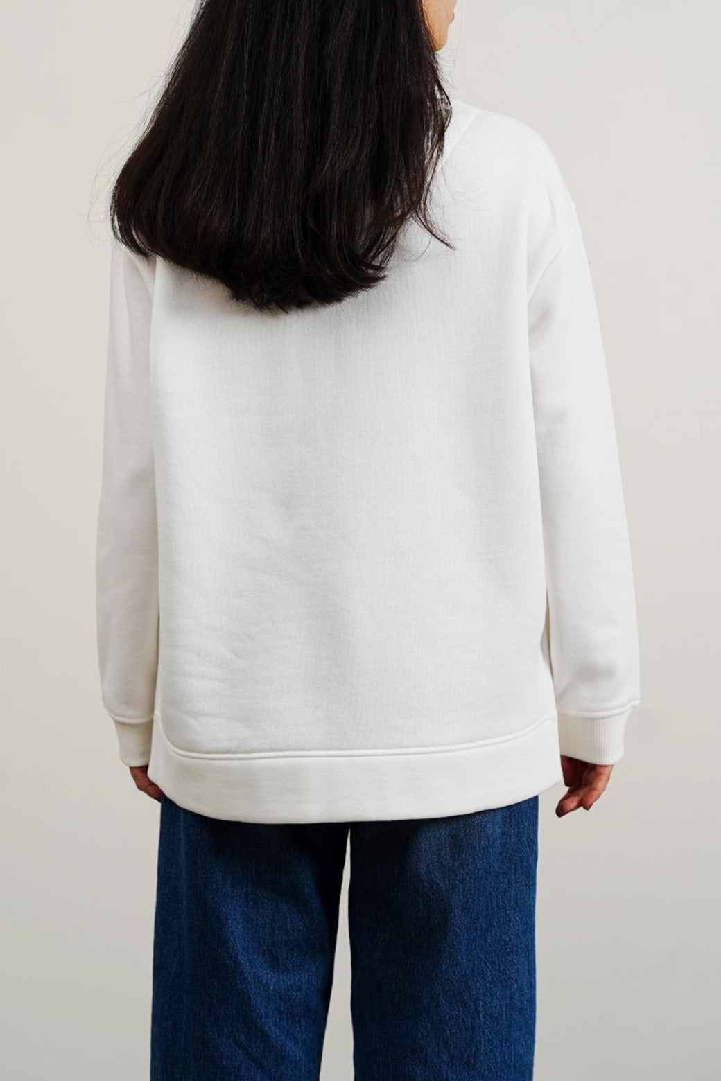 WHITE CLASSIC TURTLE NECK SWEATSHIRT