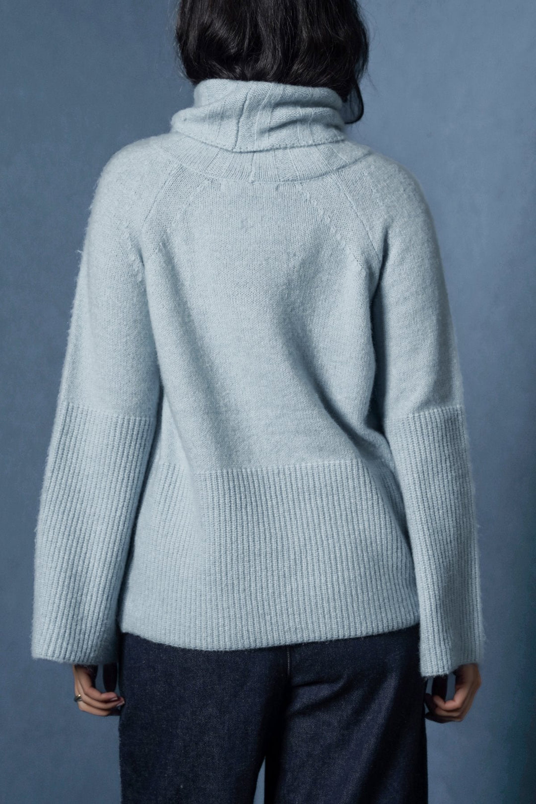BLUE MOROCCO RIB SLEEVE SWEATER
