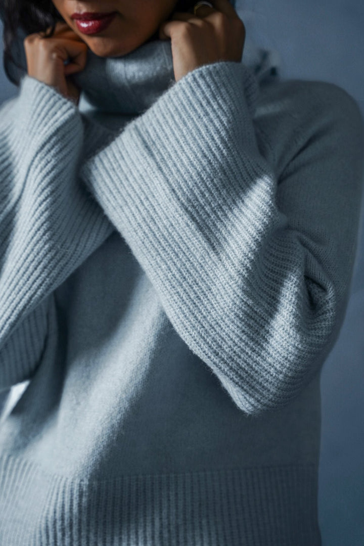 BLUE MOROCCO RIB SLEEVE SWEATER