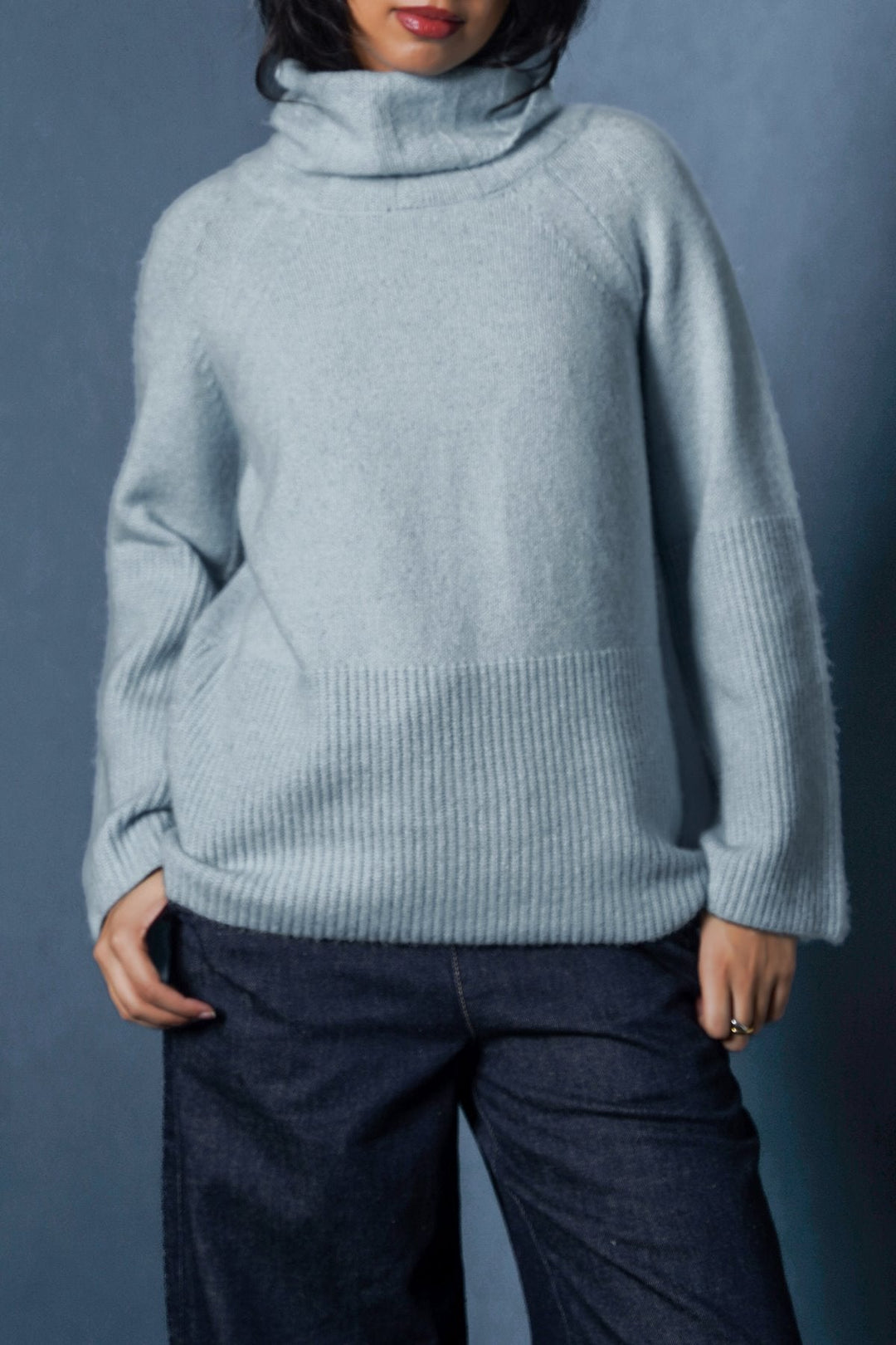 BLUE MOROCCO RIB SLEEVE SWEATER