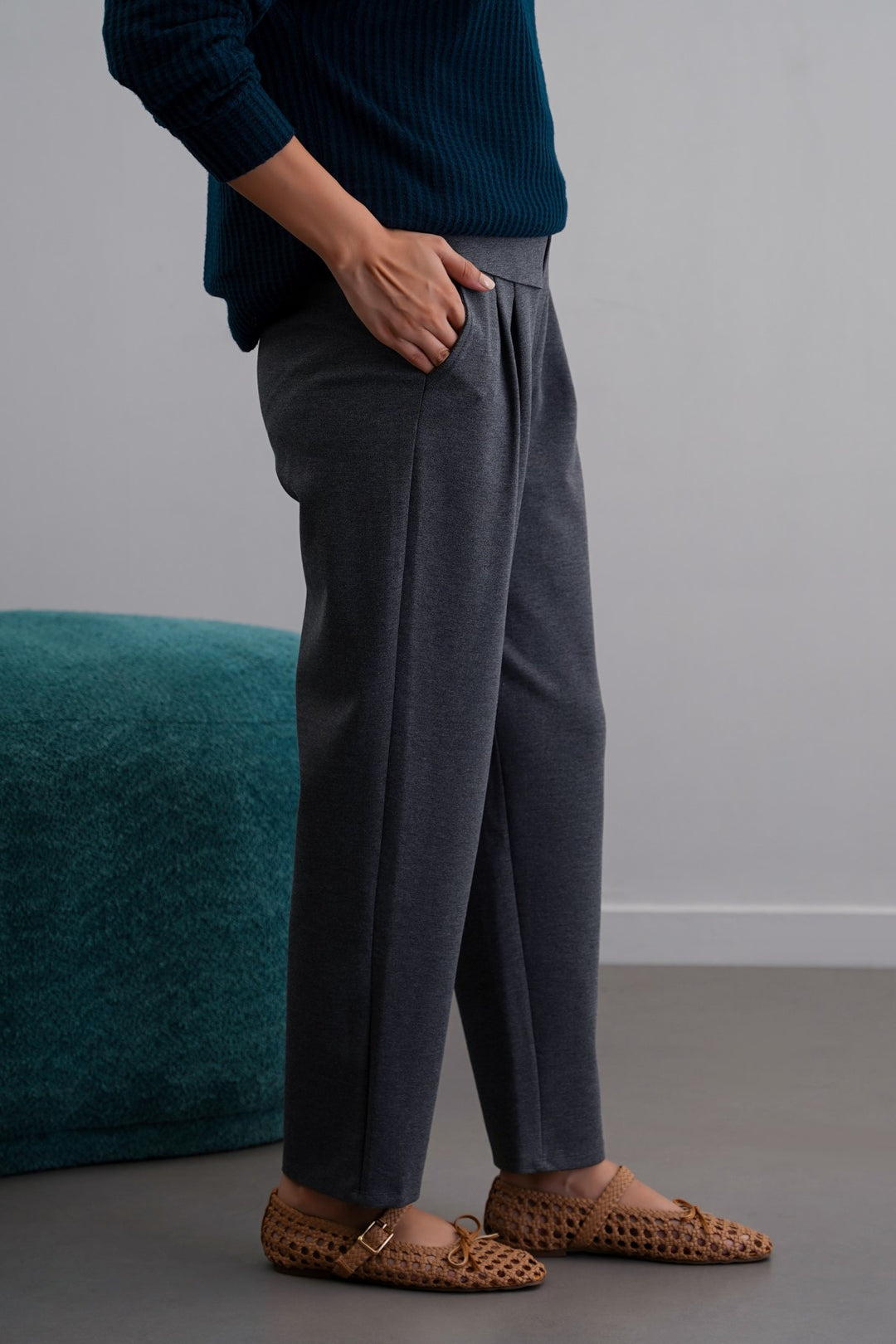 GREY STRETCHY PLEATED TROUSER