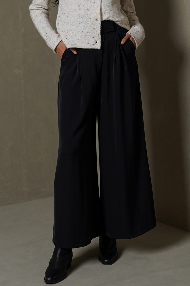 BLACK KYOTO PLEATED PANTS
