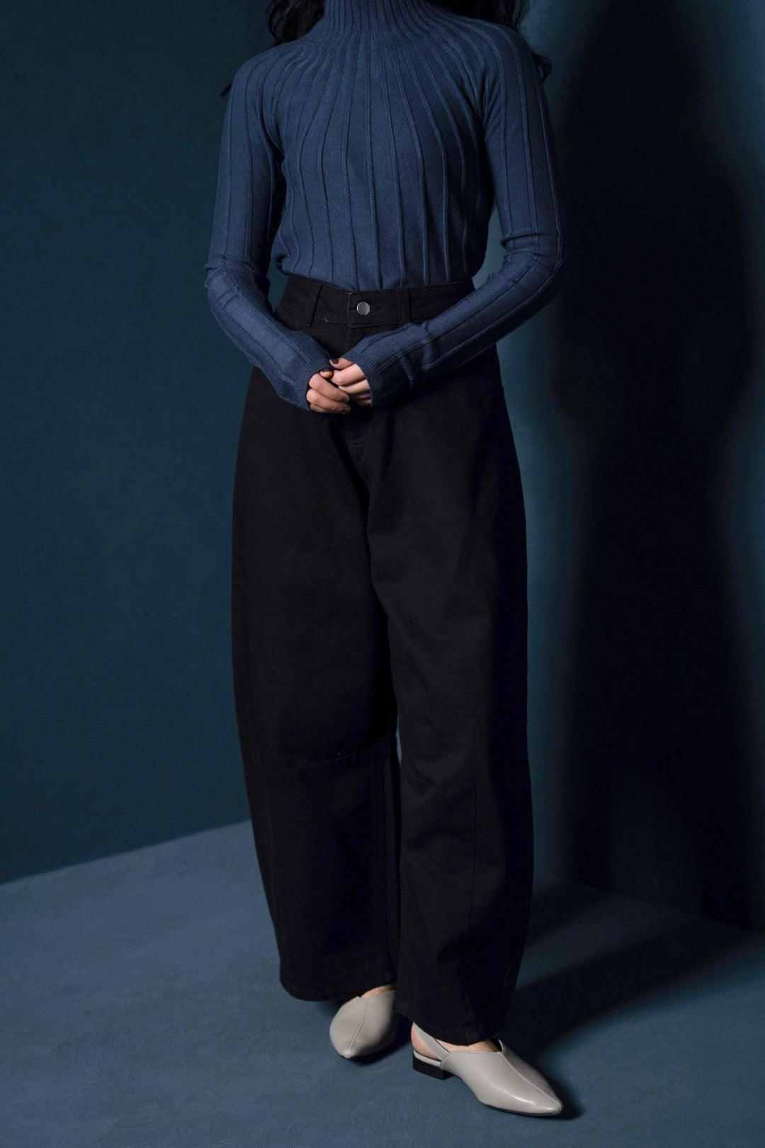 BLACK BASIC BARREL JEANS