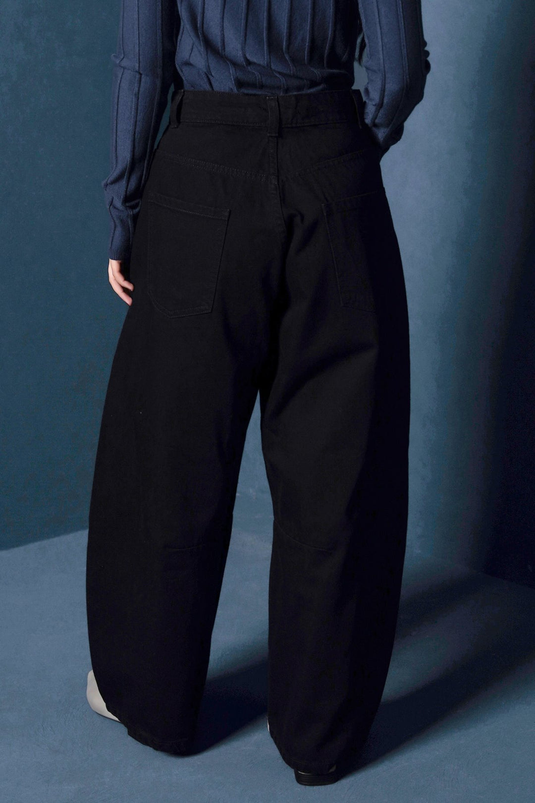 BLACK BASIC BARREL JEANS