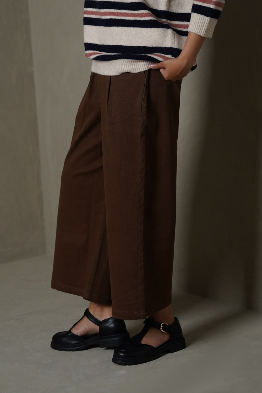 BROWN CROPPED PANTS