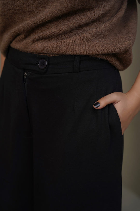 BLACK STRAIGHT LEG PANTS