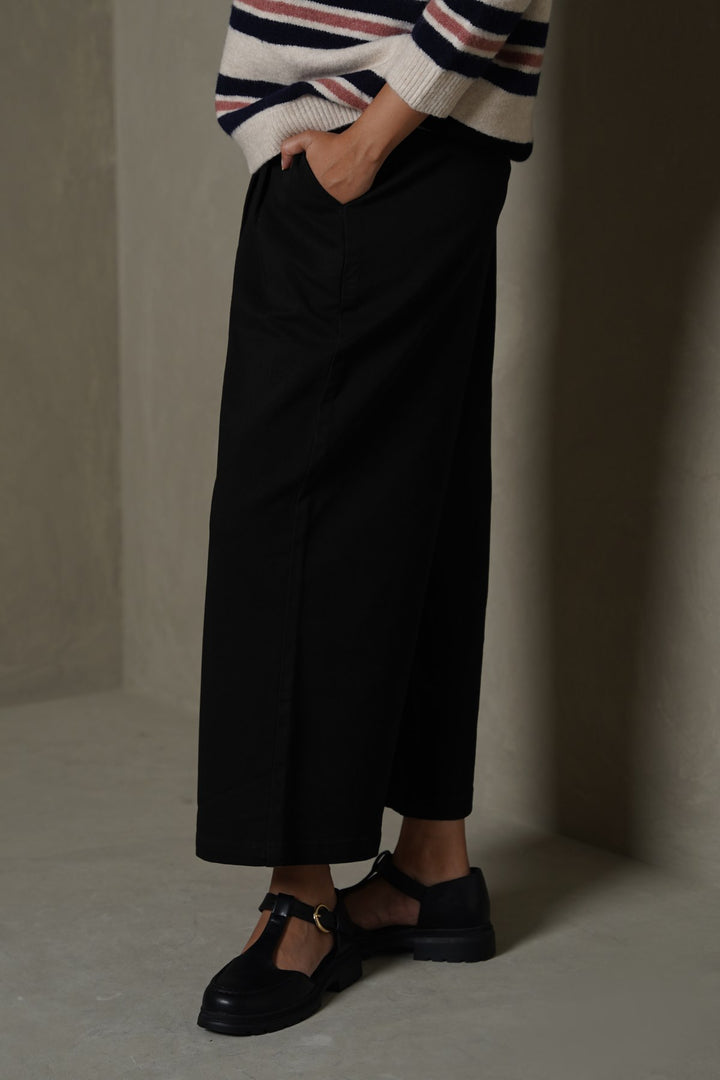 BLACK CROPPED PANTS