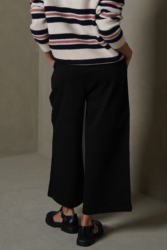 BLACK CROPPED PANTS