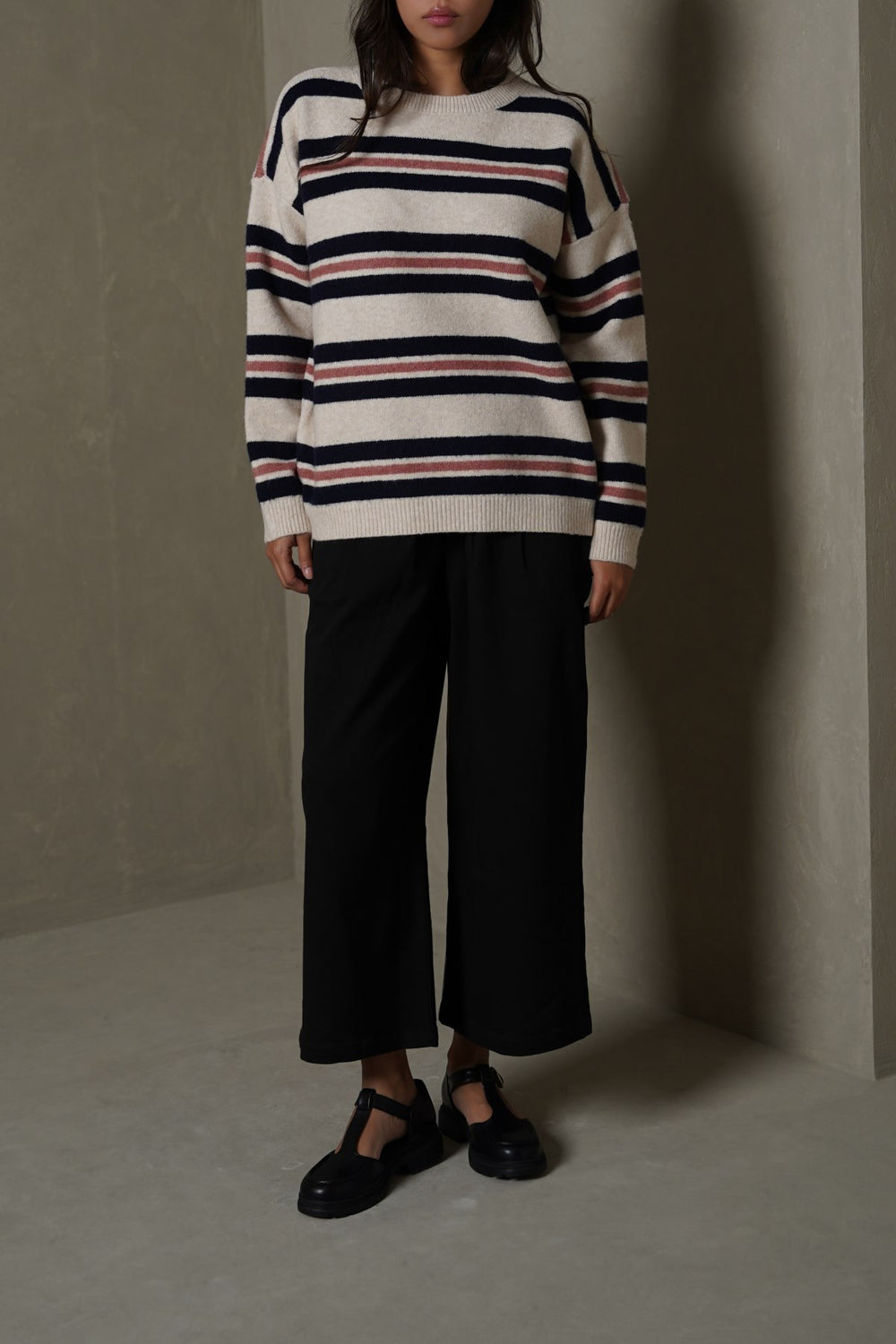 BLACK CROPPED PANTS