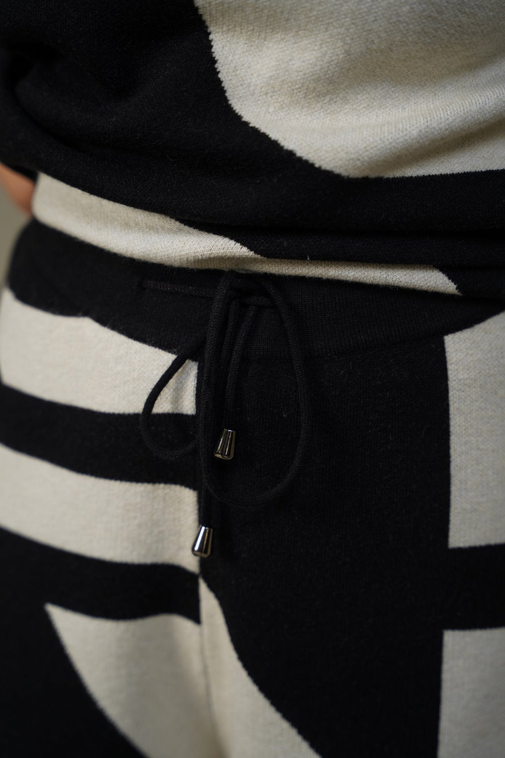 BLACK CREAM COLORBLOCK SWEATER PANTS