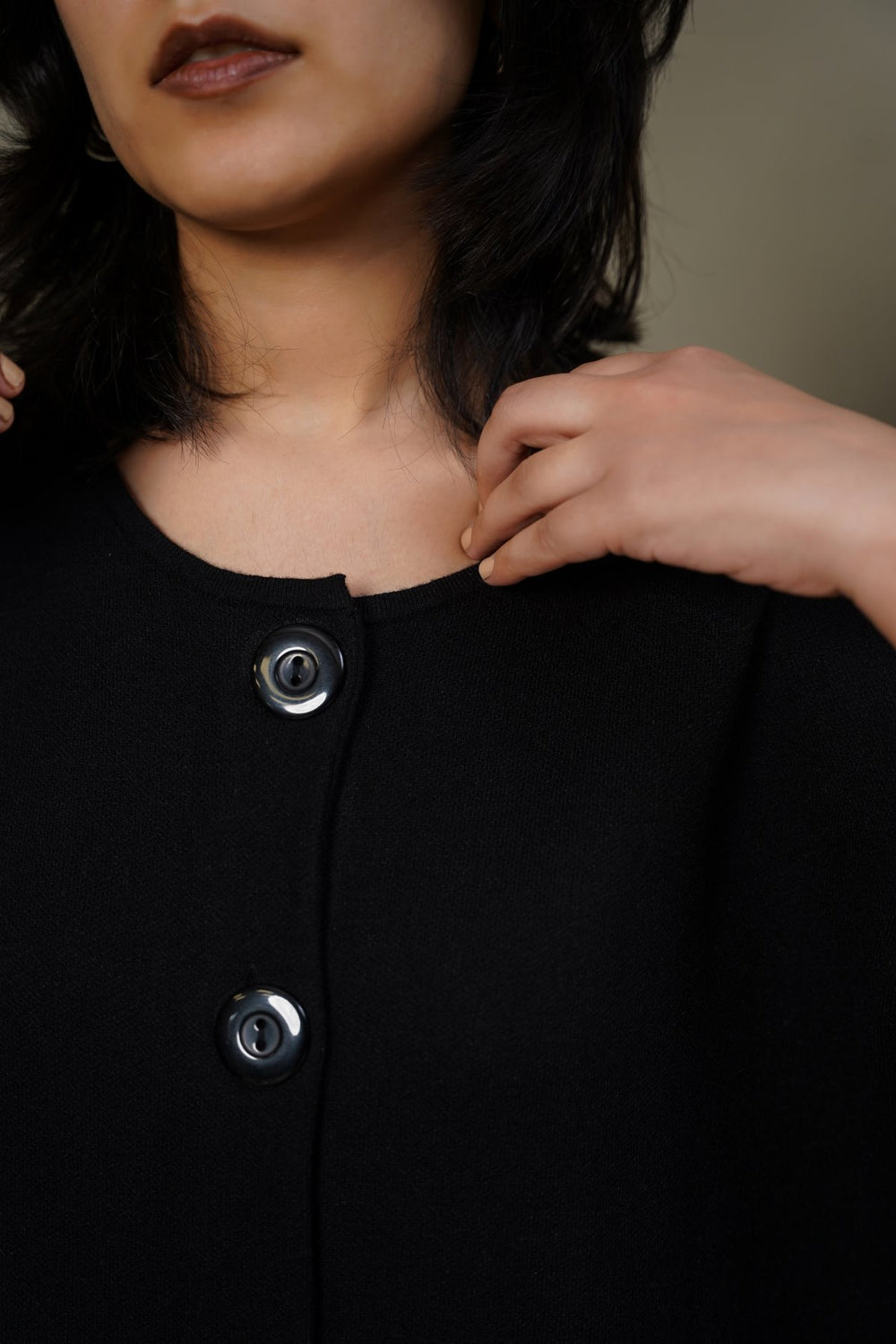BLACK BUTTON KNIT CARDIGAN