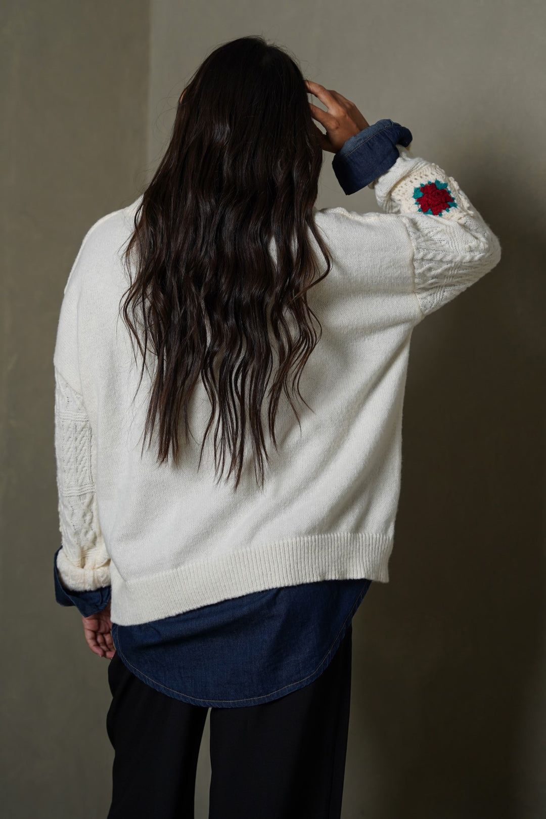 CREAM ROSE CROCHET SWEATER