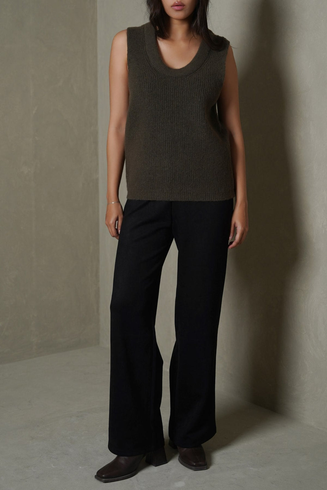 GREEN U-NECK SWEATER VEST