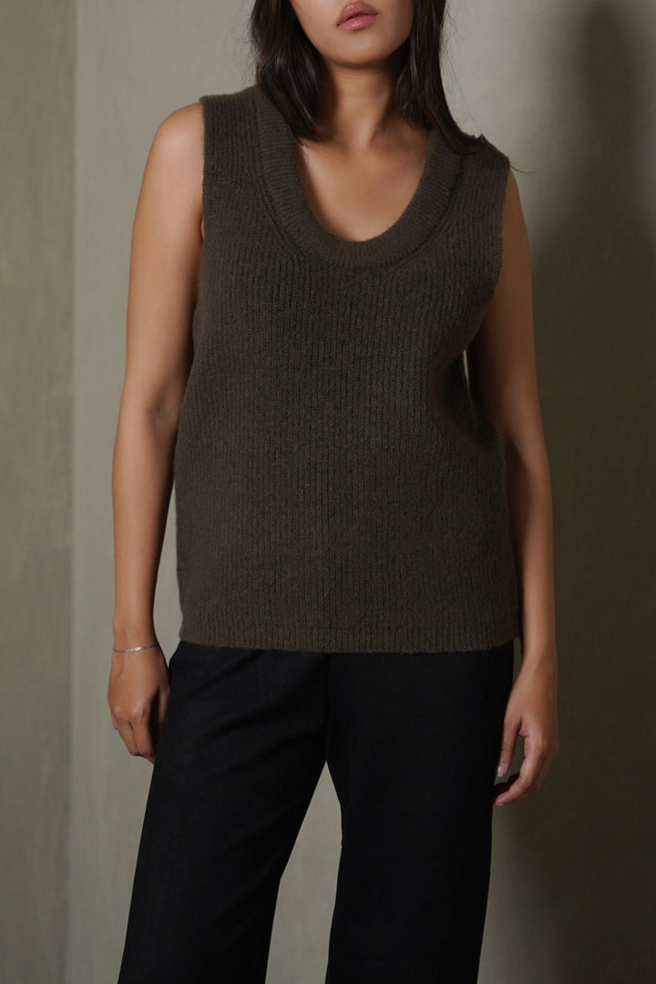 GREEN U-NECK SWEATER VEST