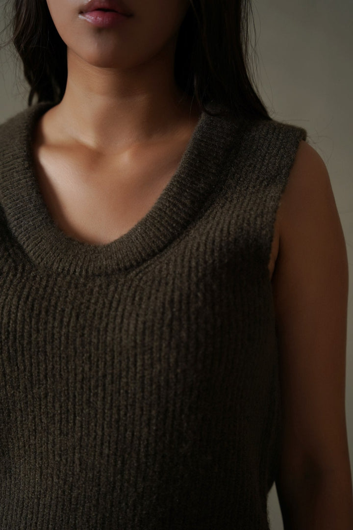 GREEN U-NECK SWEATER VEST