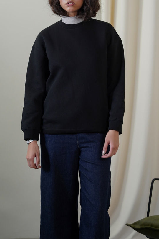 BLACK CLASSIC SWEATSHIRT