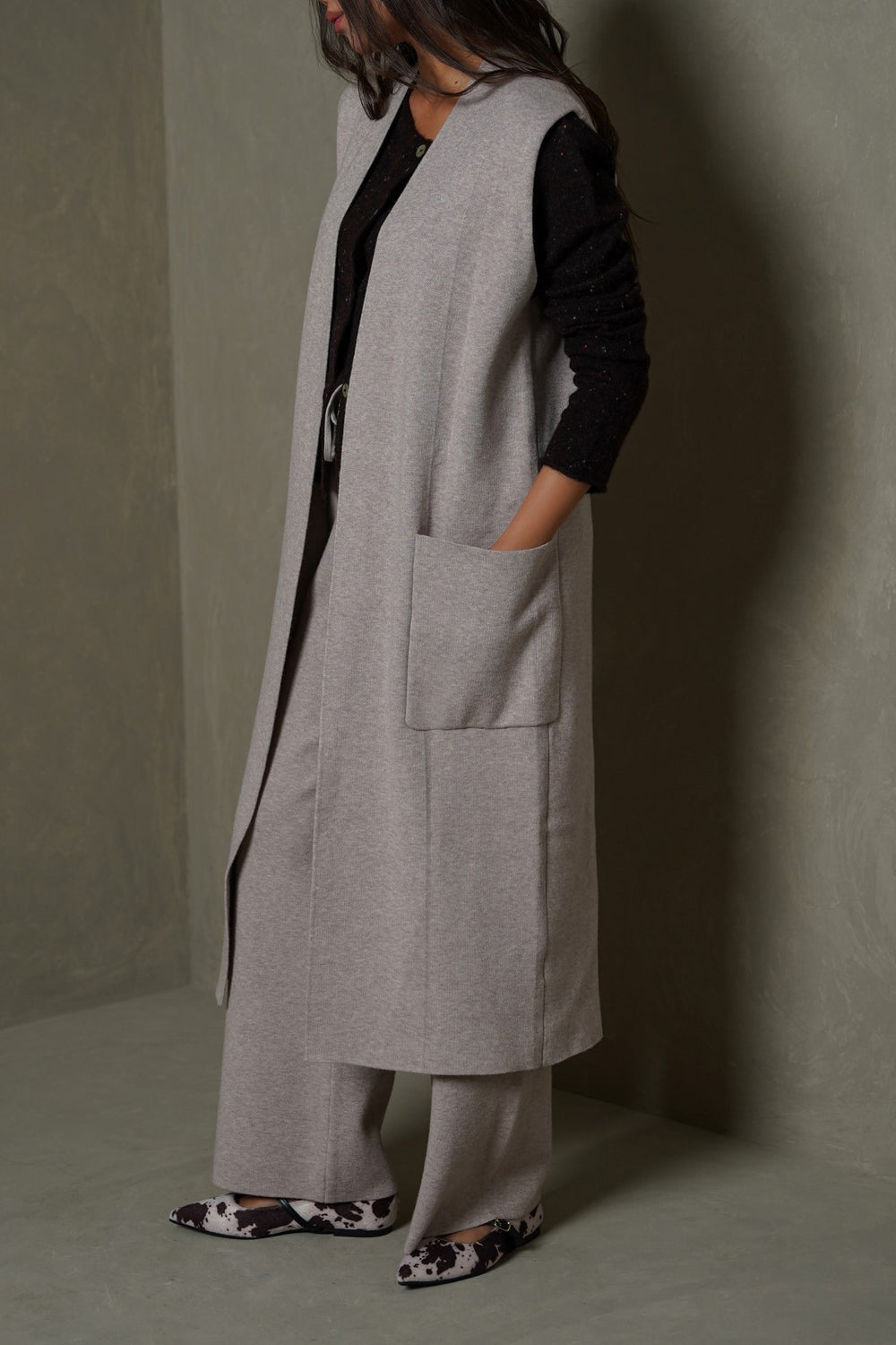 BEIGE WEEKEND SLEEVELESS CARDIGAN