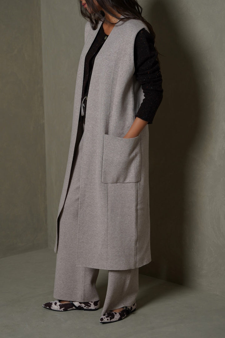 BEIGE WEEKEND SLEEVELESS CARDIGAN