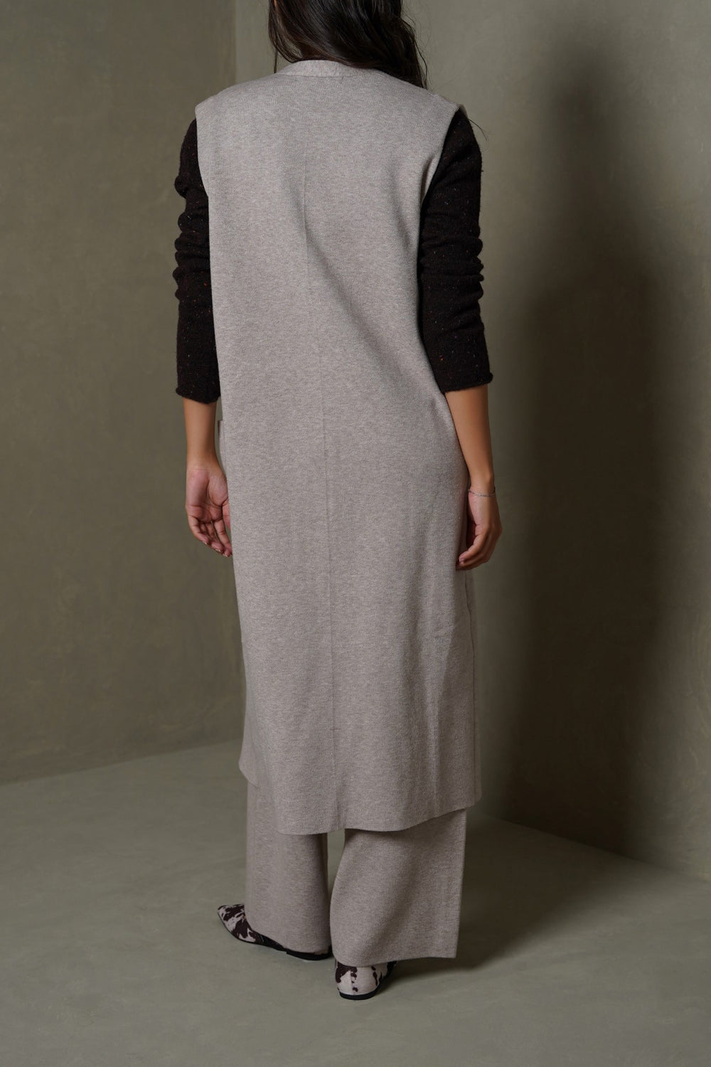 BEIGE WEEKEND SLEEVELESS CARDIGAN