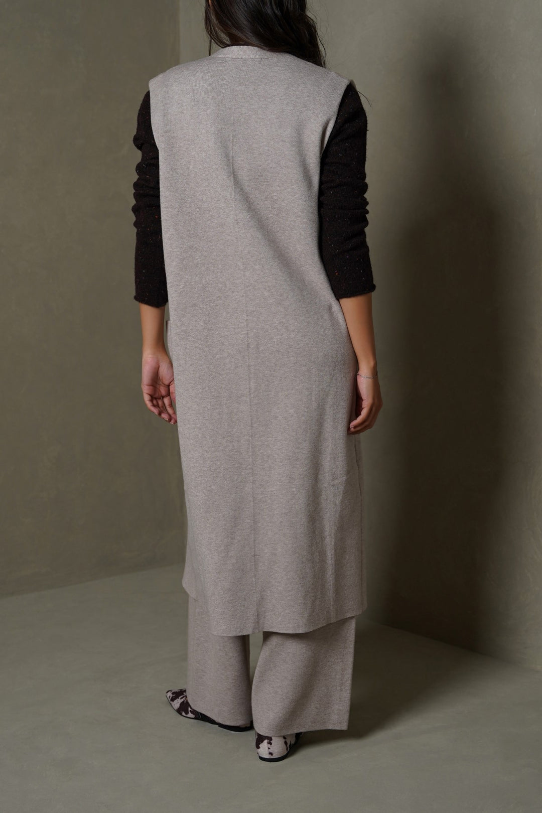 BEIGE WEEKEND SLEEVELESS CARDIGAN