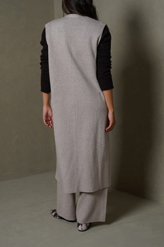 BEIGE WEEKEND SLEEVELESS CARDIGAN