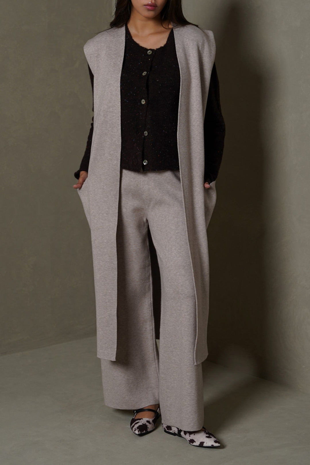 BEIGE WEEKEND SLEEVELESS CARDIGAN