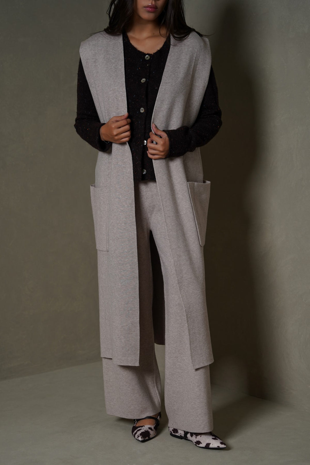 BEIGE WEEKEND SLEEVELESS CARDIGAN