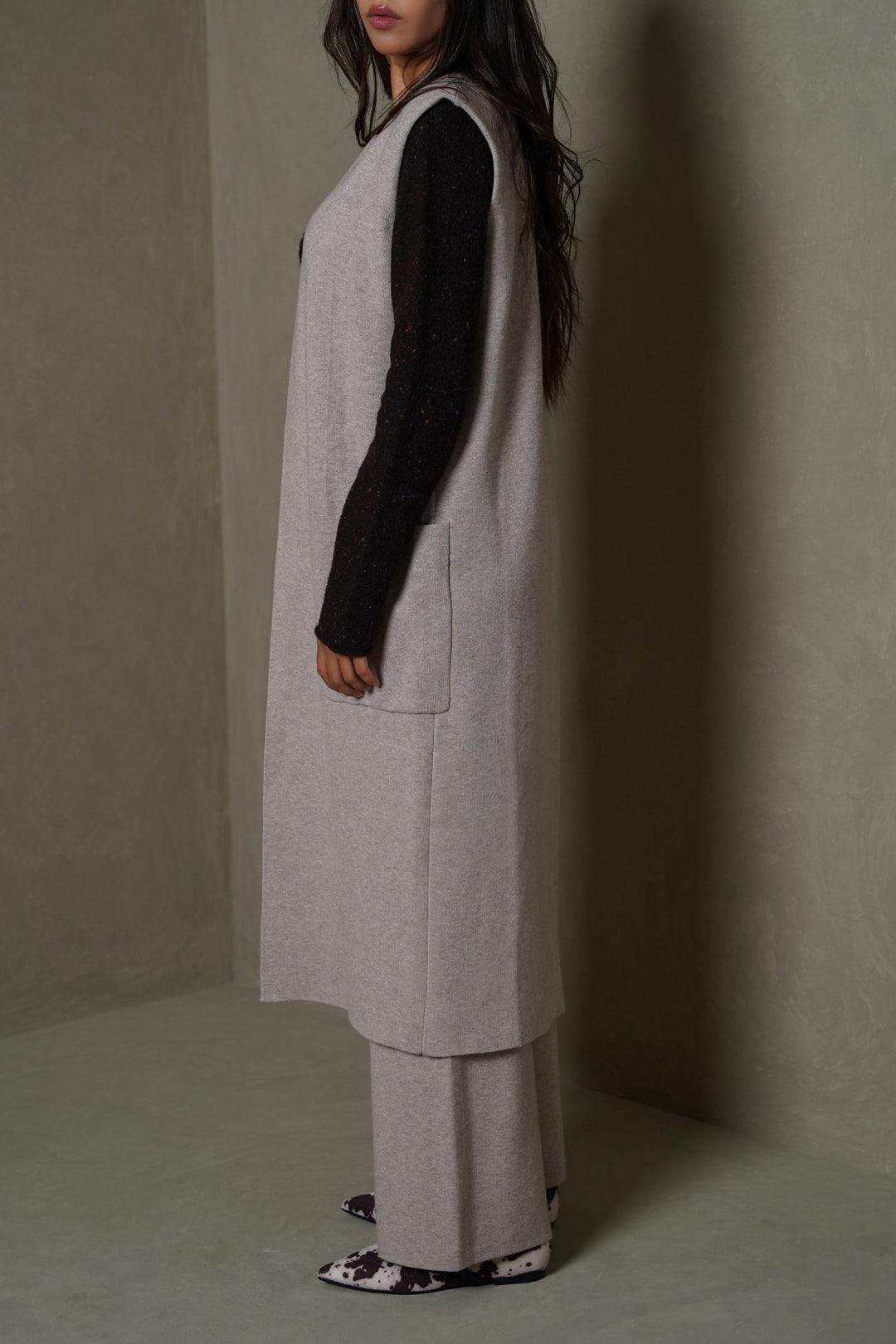 BEIGE WEEKEND SLEEVELESS CARDIGAN