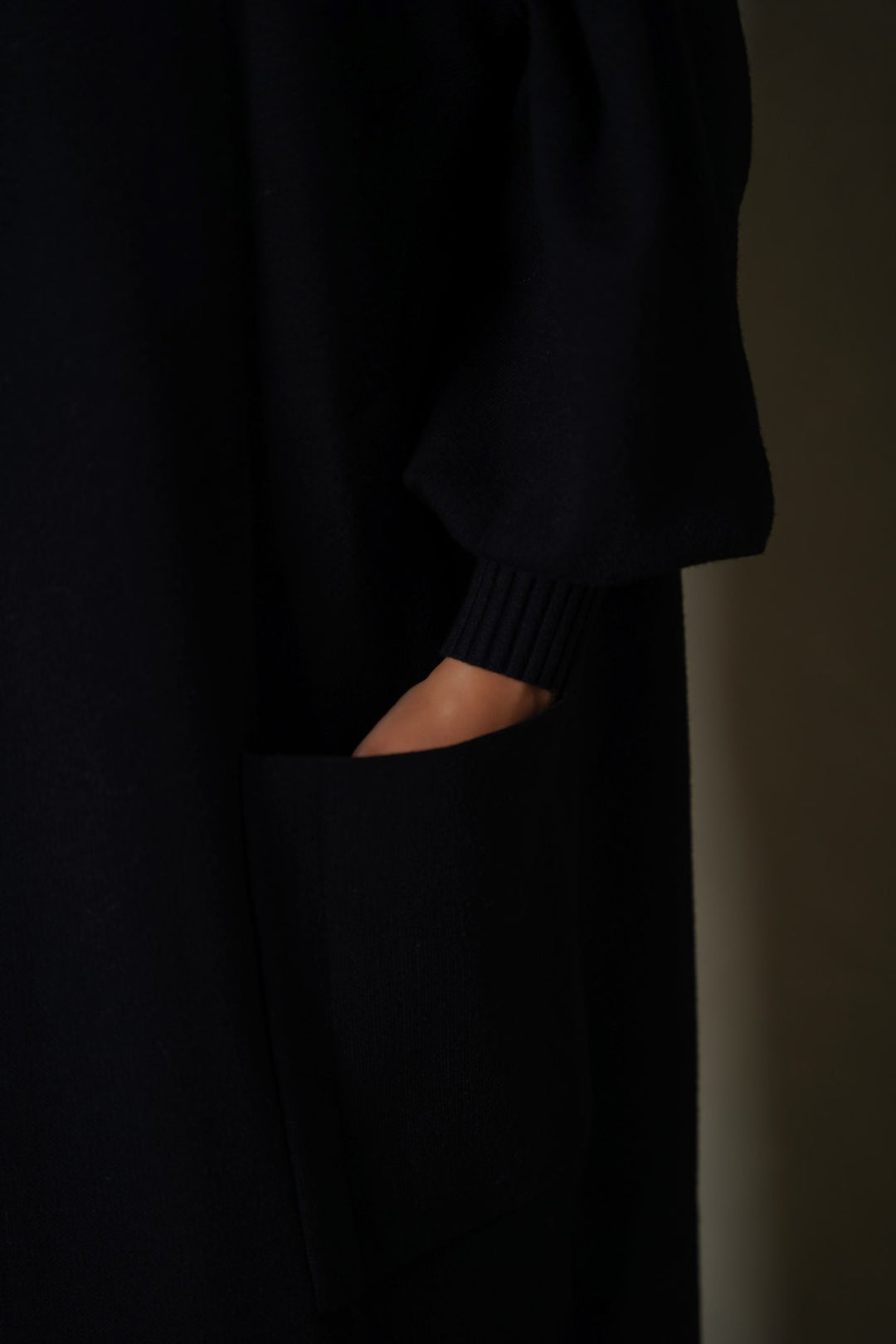 BLACK WEEKEND SLEEVELESS CARDIGAN