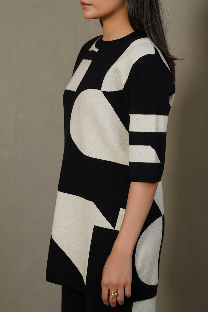 BLACK CREAM COLORBLOCK SWEATER