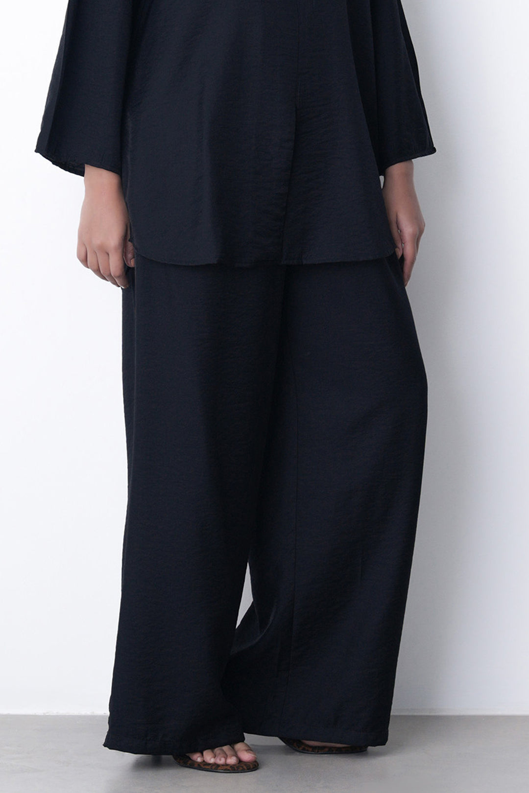 BLACK-FLOWY LONG PANTS