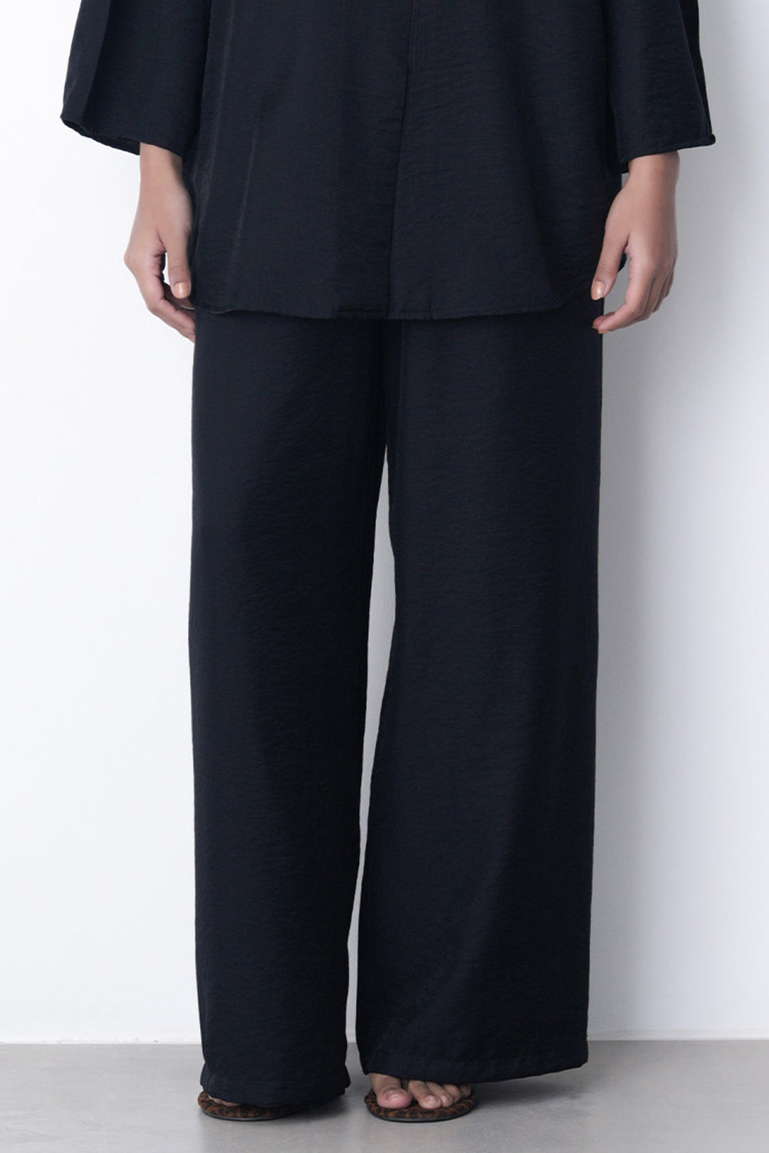 BLACK-FLOWY LONG PANTS