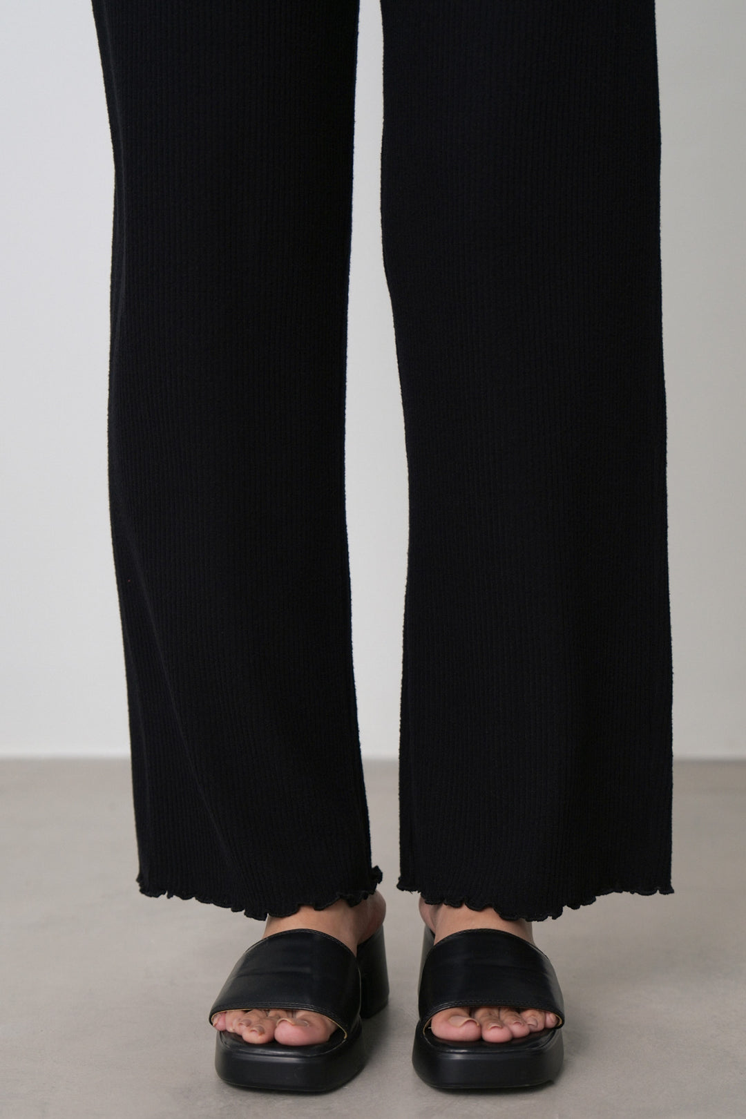FLUTTER KNIT PANTS