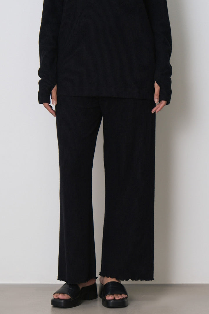 FLUTTER KNIT PANTS