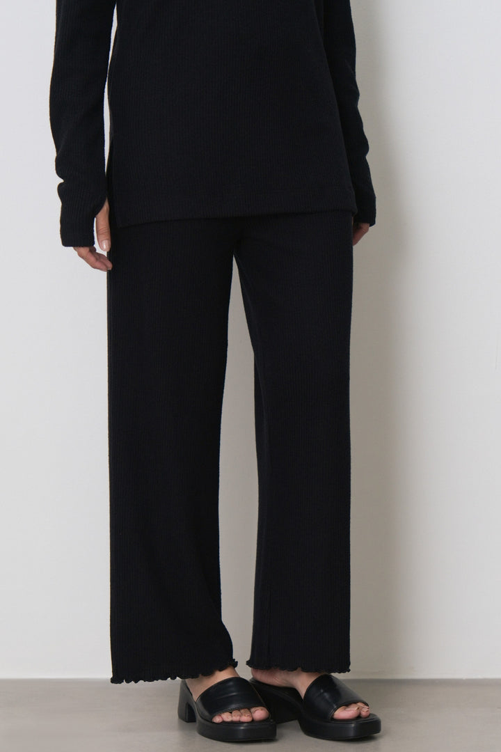 FLUTTER KNIT PANTS