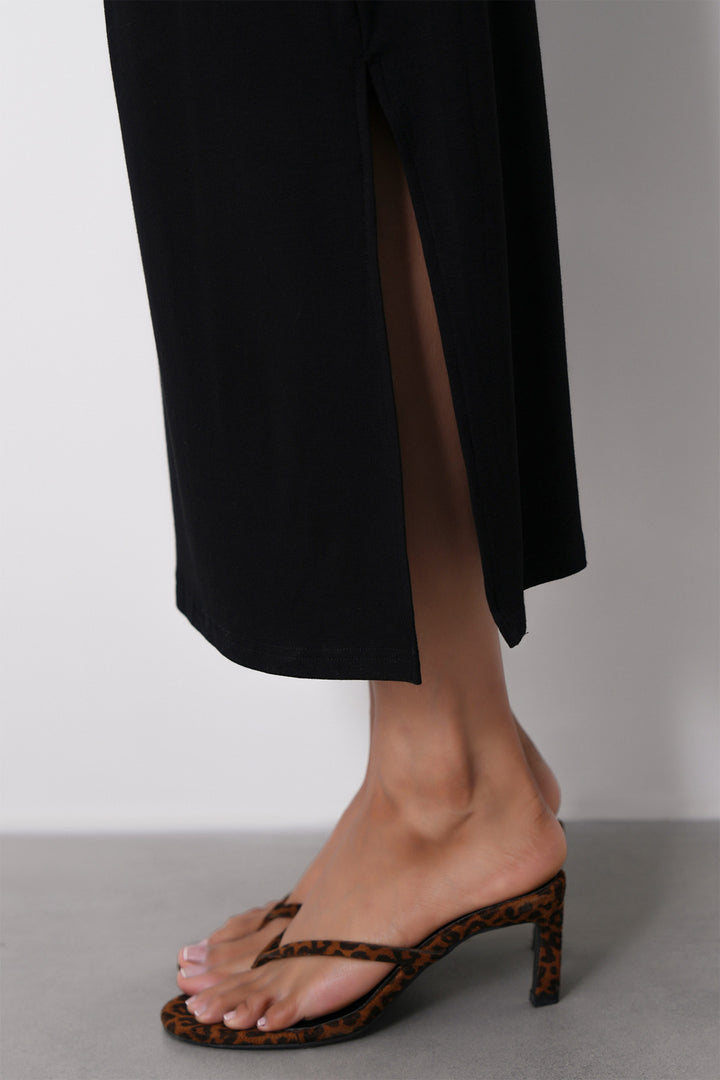 BLACK SCOOP NECK DRESS