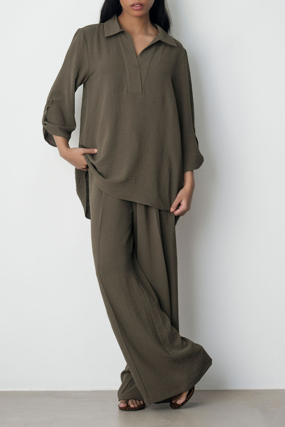 BROWN SLINKY HALF PLACKET BLOUSE