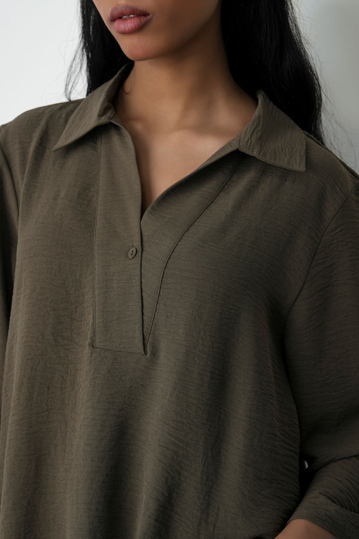 BROWN SLINKY HALF PLACKET BLOUSE