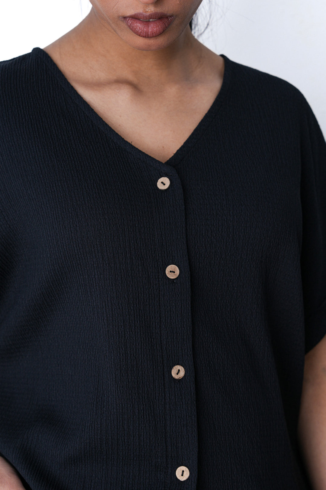 BLACK V-NECK KNIT BLOUSE