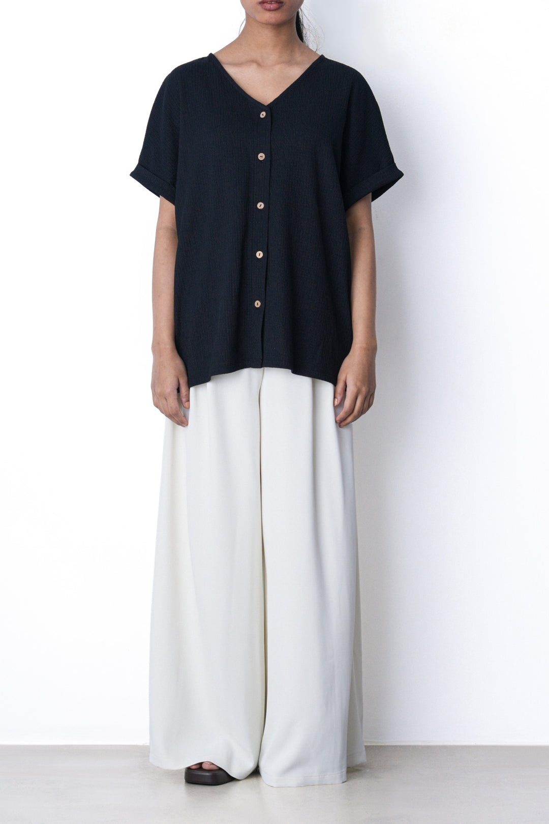 BLACK V-NECK KNIT BLOUSE