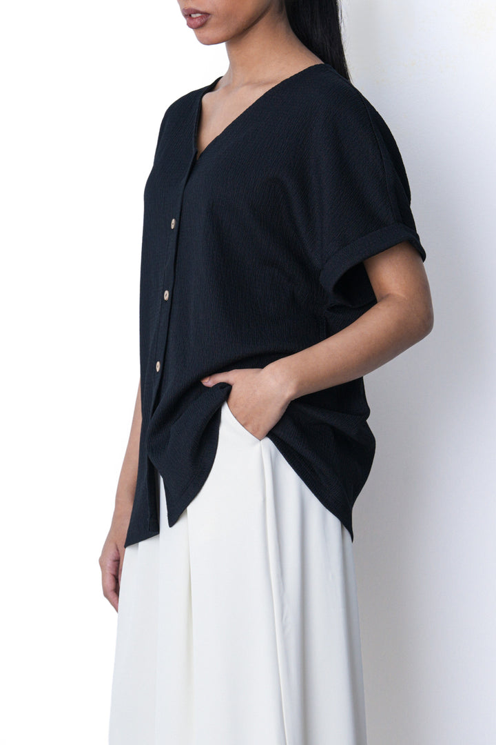 BLACK V-NECK KNIT BLOUSE